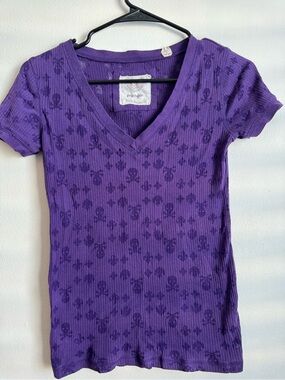 Energie Purple Ribbed V‑Neck Tee with Skull & Fleur Jacquard